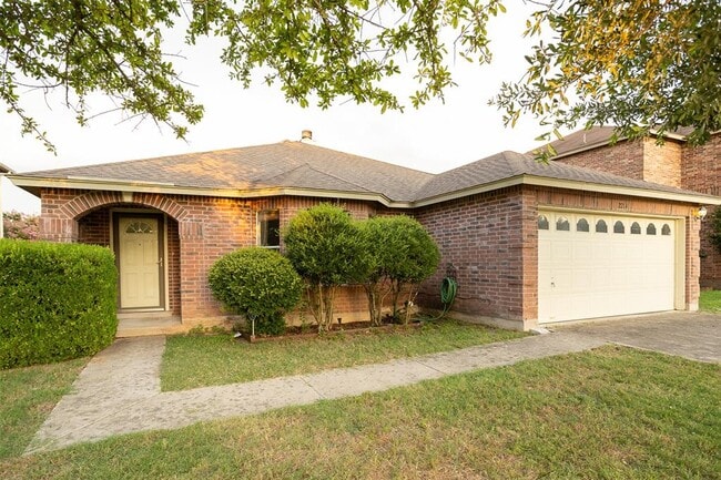 Building Photo - 2214 Milan Dr
