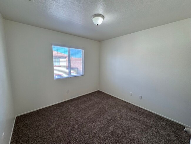 Building Photo - Spacious 3 Bedroom 2.5 Bathroom Condo in t...