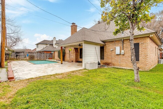 Building Photo - Beautiful 3 Bed, 2 Bath Home in Well Established Holiday West Neighborhood W /Pool and Pool Servi...