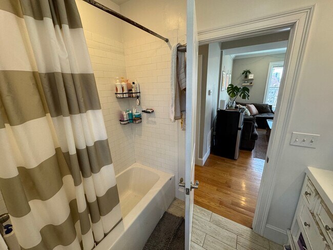 Building Photo - In-Unit Laundry, Central Heat/AC, Parking ...