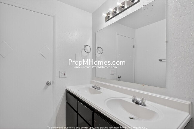 Building Photo - Three Bedroom Home in NE!