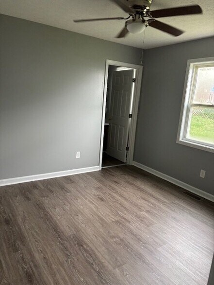 Building Photo - 123 Village Cir