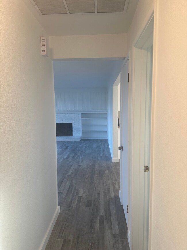 Building Photo - Updated 3 bedroom 1 bath home with large yard!