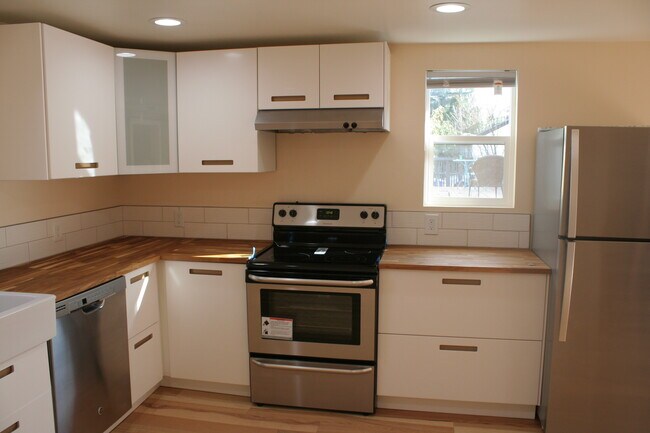 Building Photo - 5027 NE Sumner St