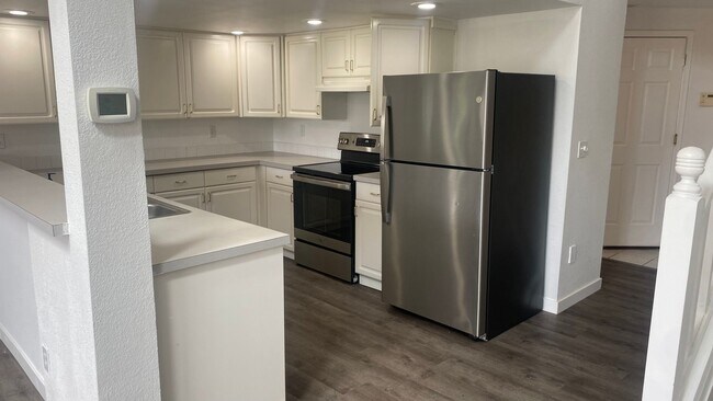 Building Photo - Desirable Milton Home!