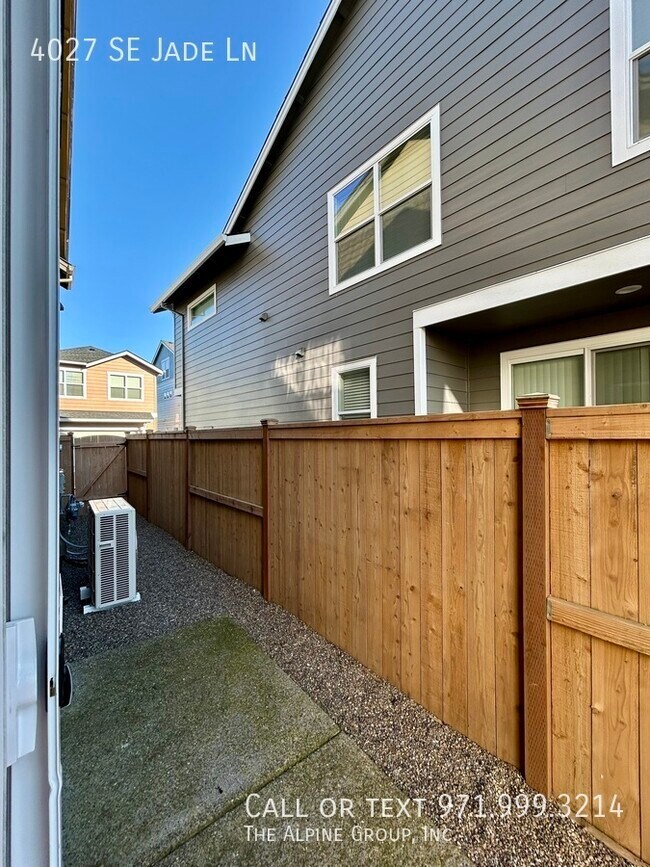 Building Photo - 4027 SE Jade Ln