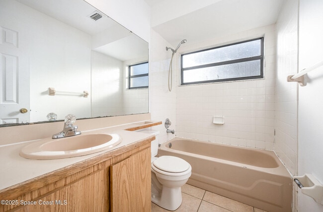 Building Photo - 869 Yorktowne Dr