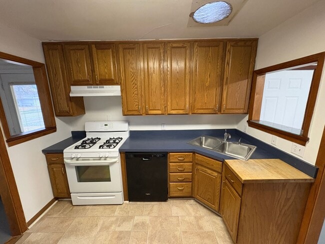 Building Photo - Lovely & Spacious 4-Bed, 2-Bath Single-Family Home Near Everything You Need