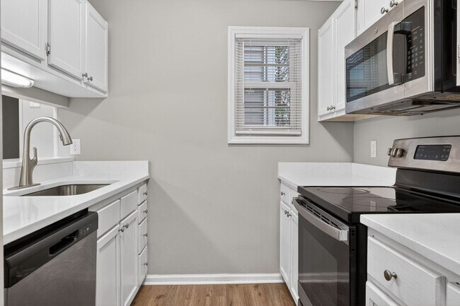 Building Photo - Spacious 3BR Condo in Fayetteville