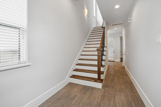 Building Photo - 5644 Larkin St