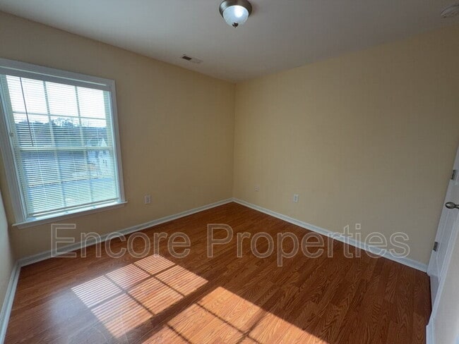 Building Photo - 912 Custom Oak Ln