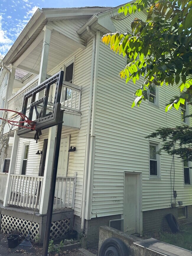 Building Photo - 140 Yale St