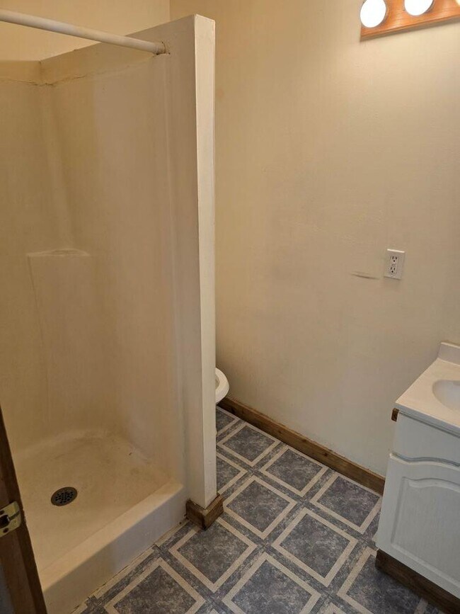 Building Photo - 518 Moen Ave