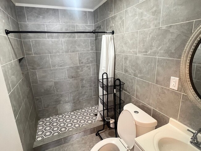 Building Photo - 3 Bedroom home with Fenced Yard - Availabl...