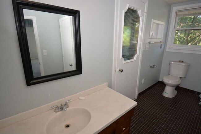 Building Photo - 4 Bedroom Home For Rent in Euclid Ohio