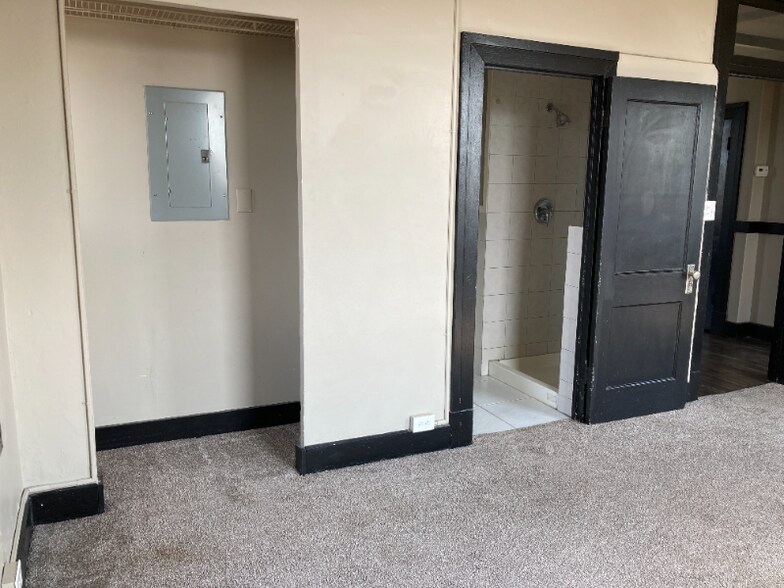 Building Photo - 301 N Austin St