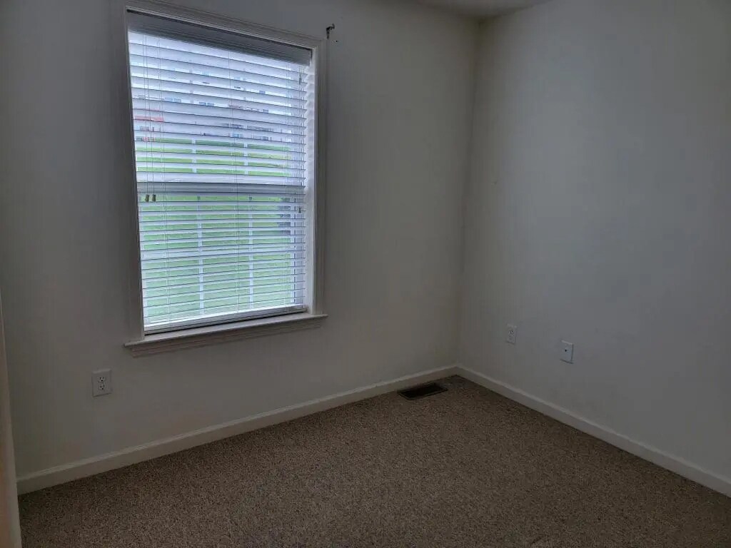 Building Photo - 639 Winding Ln