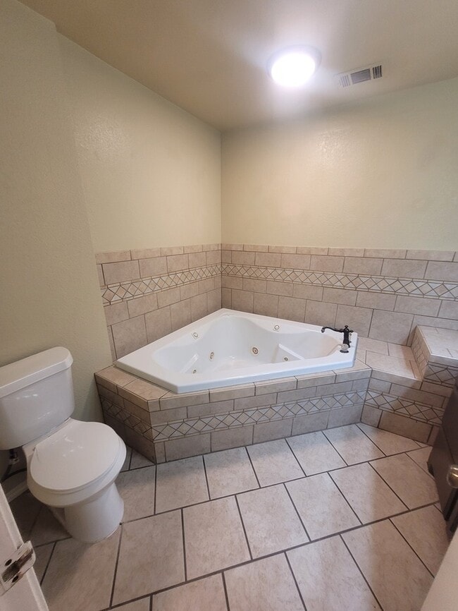 Building Photo - 3 bed 2 bath 2 car garage on cul-de-sac!