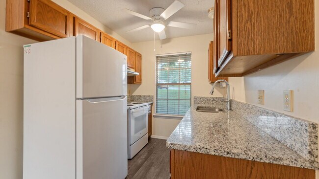 Building Photo - "Cozy 3-Bedroom Fayetteville Home with Mod...