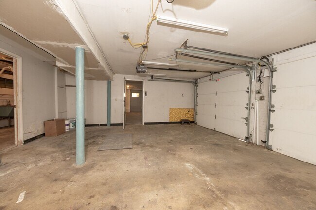 Building Photo - Anderson - Updated and spacious 3 bed 2.5 ...