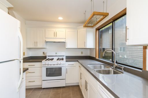 Building Photo - Maple Leaf 2-story 3 bed/2.5 bath with deck and garage available now for $3795!