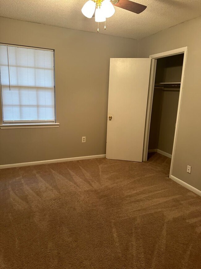 Building Photo - Move in special !!! 1/2 off First months r...