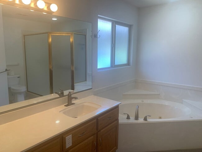 Building Photo - Wonderful 3 Bed 2 Bath Single Story on Sou...