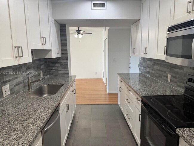 Building Photo - 4200 Hillcrest Dr