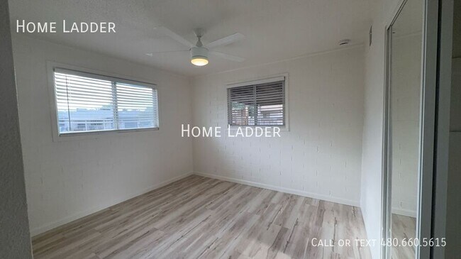 Building Photo - 842 N Las Palmas Dr