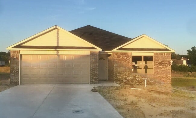 Building Photo - "Charming 3-Bed Home with Granite Touches ...