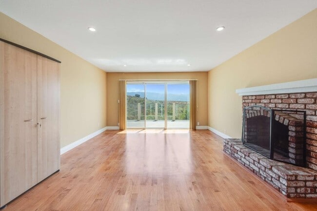 Building Photo - 208 Crestview Dr
