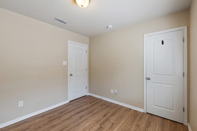 Building Photo - 8025 Hawthorn