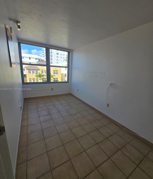 Building Photo - 2899 Collins Ave