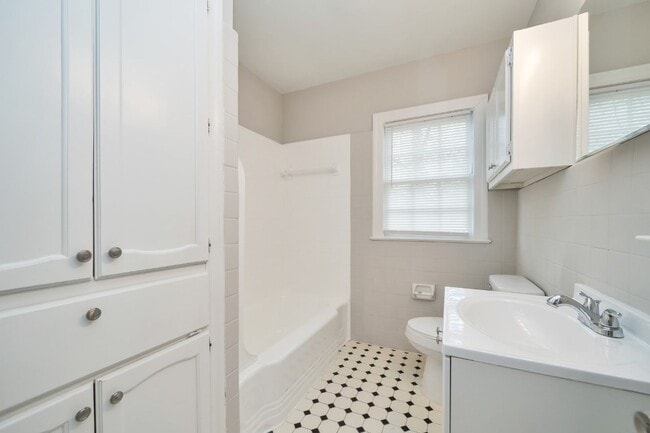 Building Photo - Beautifully Maintained 3/3 Home with Over ...