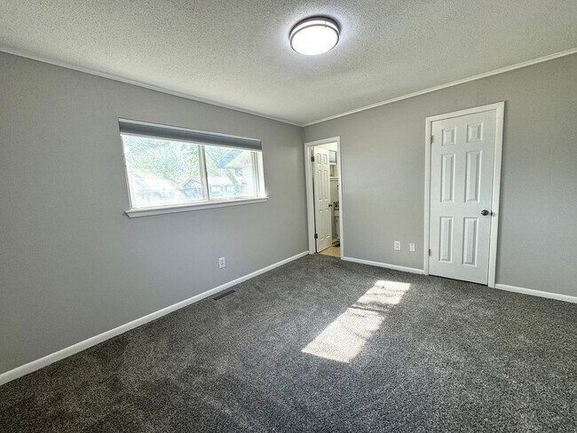 Building Photo - 1105 N Fern Ave