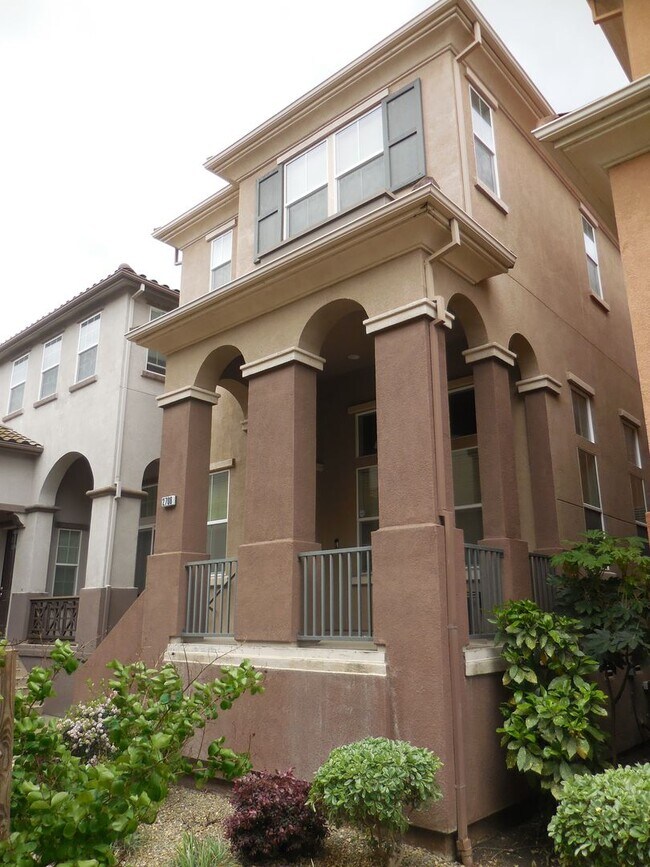 Building Photo - **SPECIAL! One Month Free!** - Spacious Madison Townhome Near Travis AFB with Solar & Garage