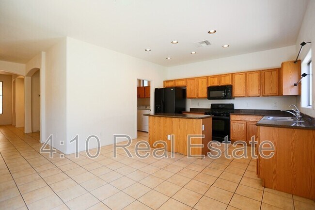 Building Photo - 2644 E Chester Dr