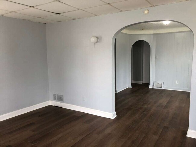 Building Photo - Charming Renovated 2-Bedroom Lower Unit – Section 8 Welcome