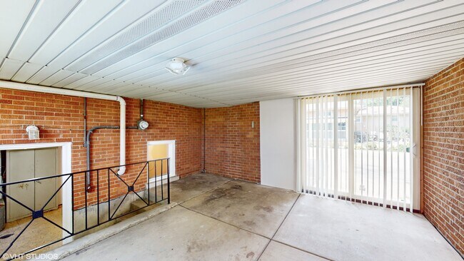 Building Photo - 4030 W North Shore Ave