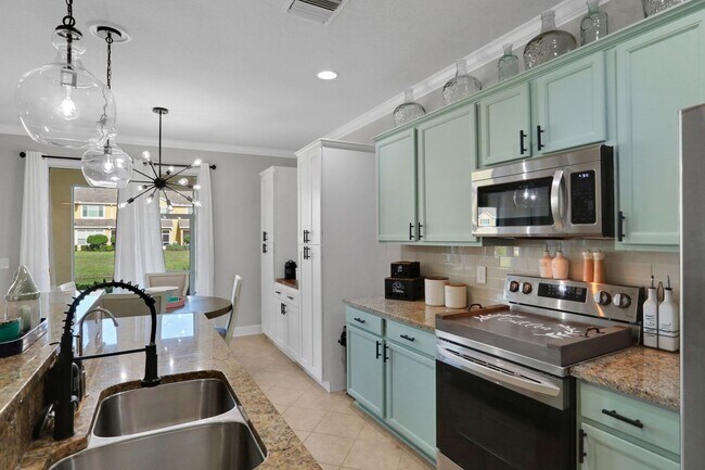 Building Photo - Flagler Station Townhome 3/2.5 - 2 car garage - 2000+ square feet