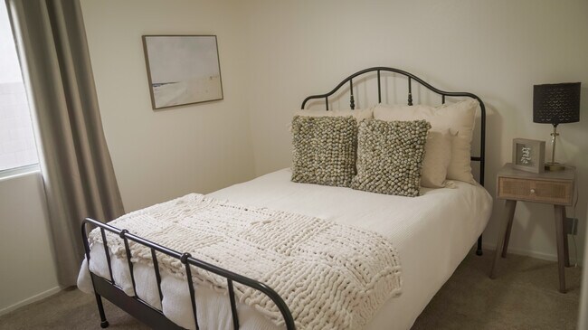 Building Photo - 3915 E Renee Dr