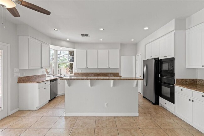 Building Photo - Expansive 4 Bedroom Home with a Pool and L...