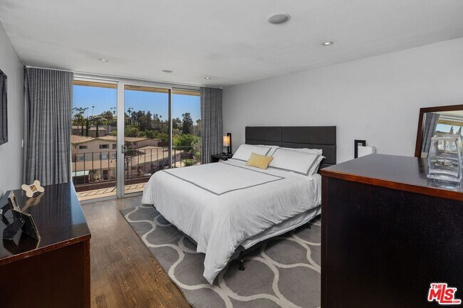 Building Photo - 2260 N Cahuenga Blvd