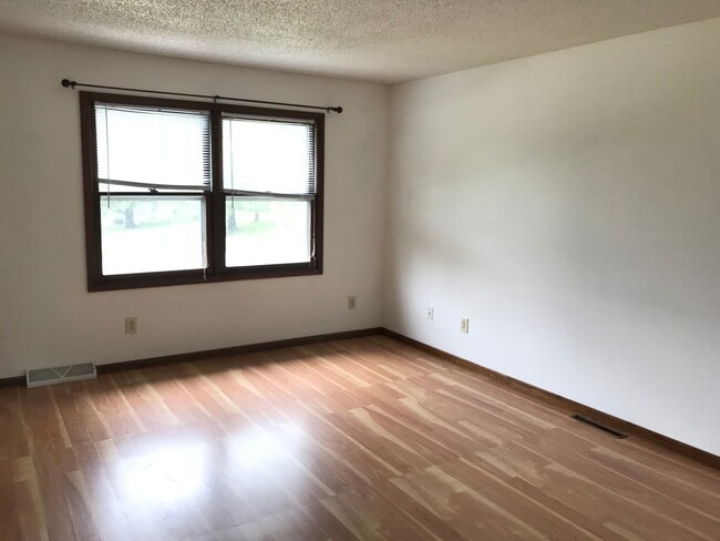 Building Photo - 2 Bedroom/1.5 Bathroom in Iowa City near Kinnick! Available Now!