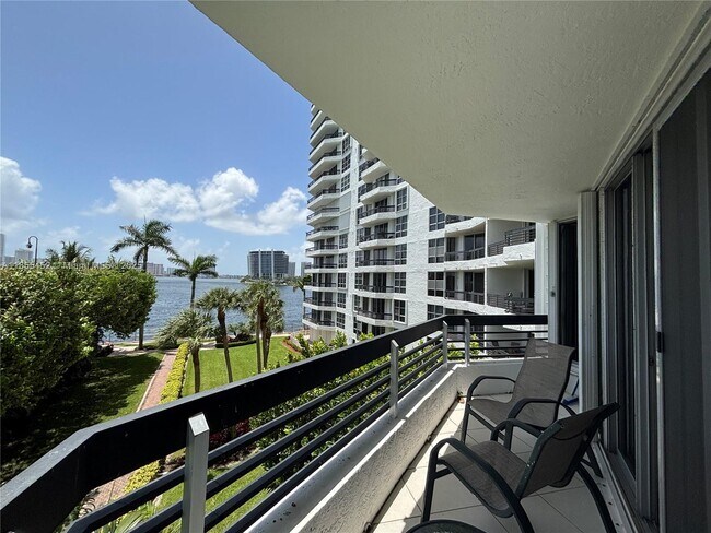 Building Photo - 3600 Mystic Pointe Dr