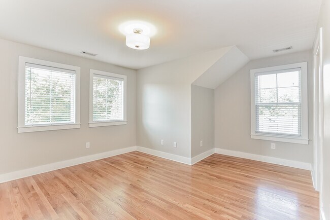 Building Photo - 2022B Greenwood Cir