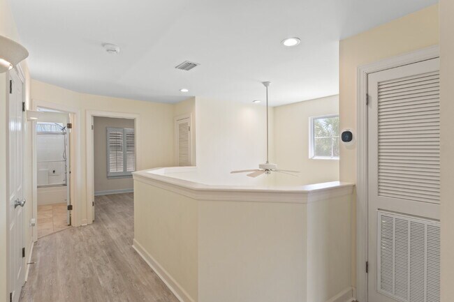 Building Photo - 3 bedroom/ 2.5 bathroom in Destin, FL!
