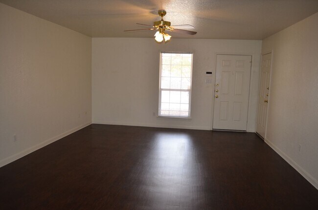 Building Photo - 2208 Wildewood Dr
