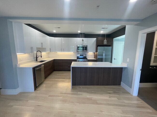 Building Photo - 9 University Rd