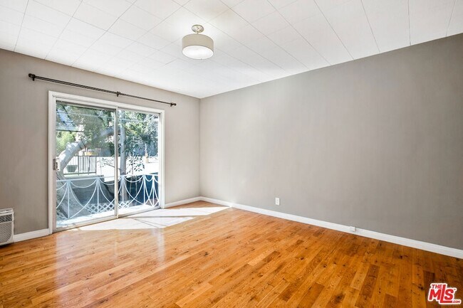 Building Photo - 1323 N Olive Dr